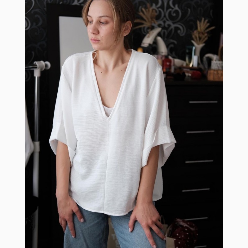 Фото 5. Фактурна блуза з широким рукавом та V-подібним вирізом. ZARA