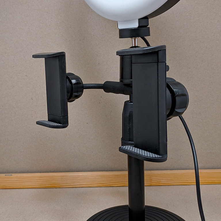 Фото 7. Кольцевая лампа настольная 16 см с двумя держателями для телефона Phone Live Fill Light
