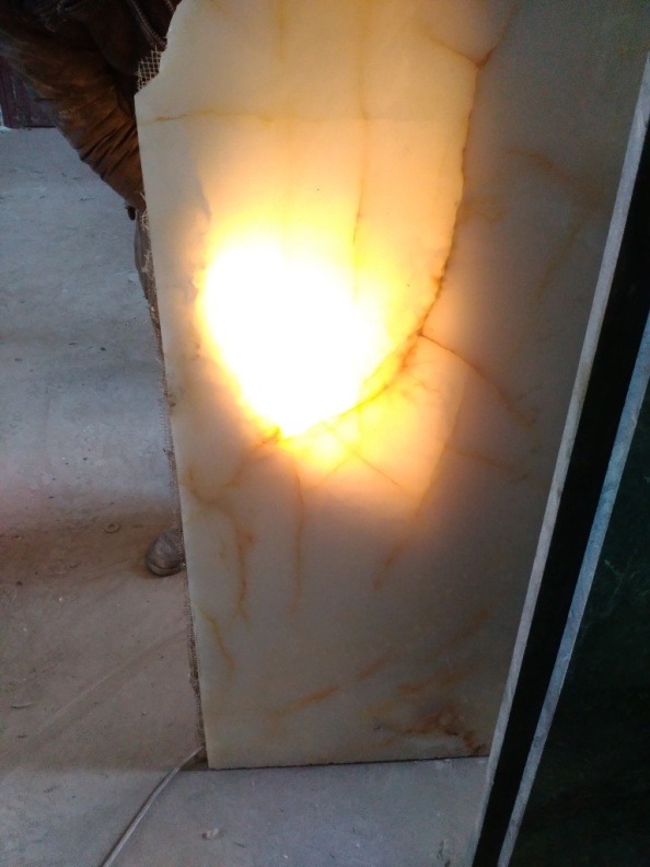 Фото 10. Оникс - это натуральный камень способный, пропускать через себя свет