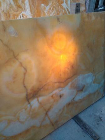 Фото 5. Оникс - это натуральный камень способный, пропускать через себя свет