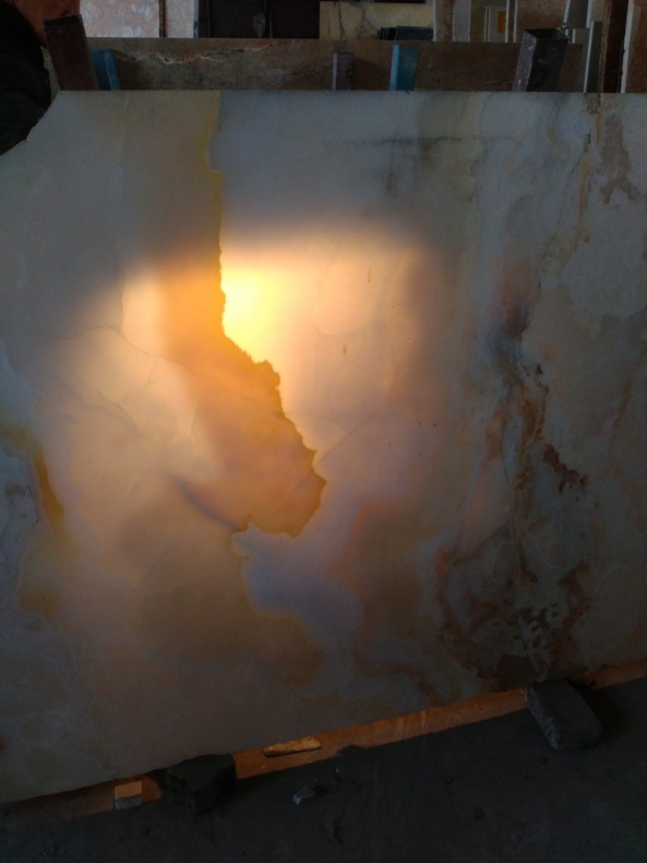 Фото 8. Оникс - это натуральный камень способный, пропускать через себя свет