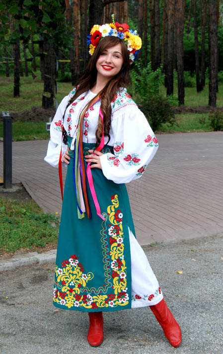 1 украинский национальный. Украинский костюм. Украинский костюм женский. Национальная одежда украинцев. Украинский народный костюм.