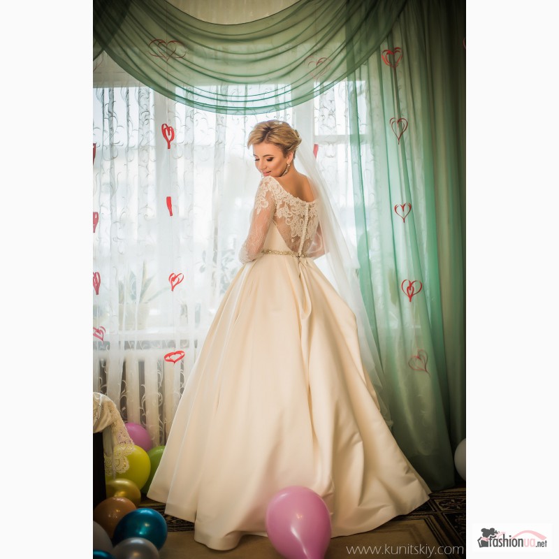 Фото 2. Вишукана та сучасна весільна сукня від Ida Torez
