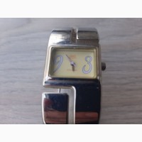 Женские наручные часы-браслет QQ