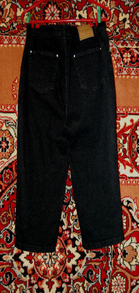 Капри стрейчевые фирмы «Lafeipiza» размер 48. Цвет черный, насыщенный